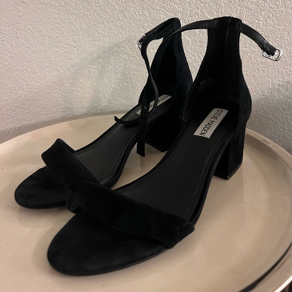 Black medium block heel